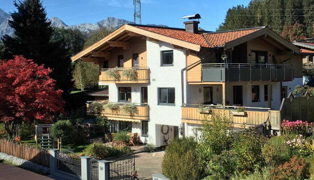 een huis met een balkon en een hek bij Appartement Kollingwald in Saalfelden am Steinernen Meer