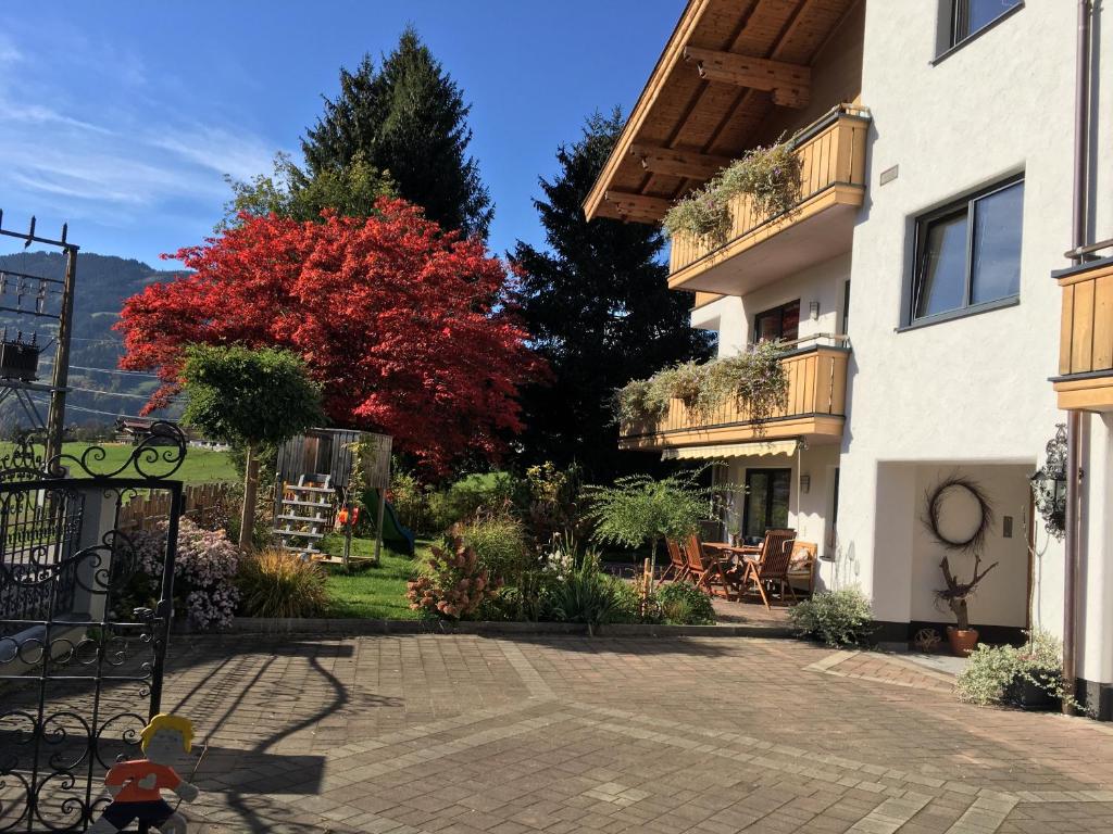 A garden outside Appartement Kollingwald
