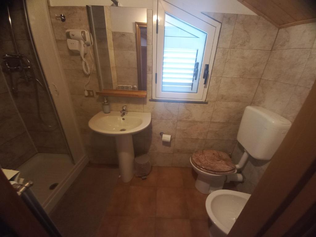Koupelna v ubytování BB Cesarò Mariolo house