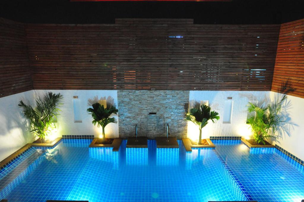 Bazén v ubytování Forty Winks Phuket Hotel nebo v jeho okolí