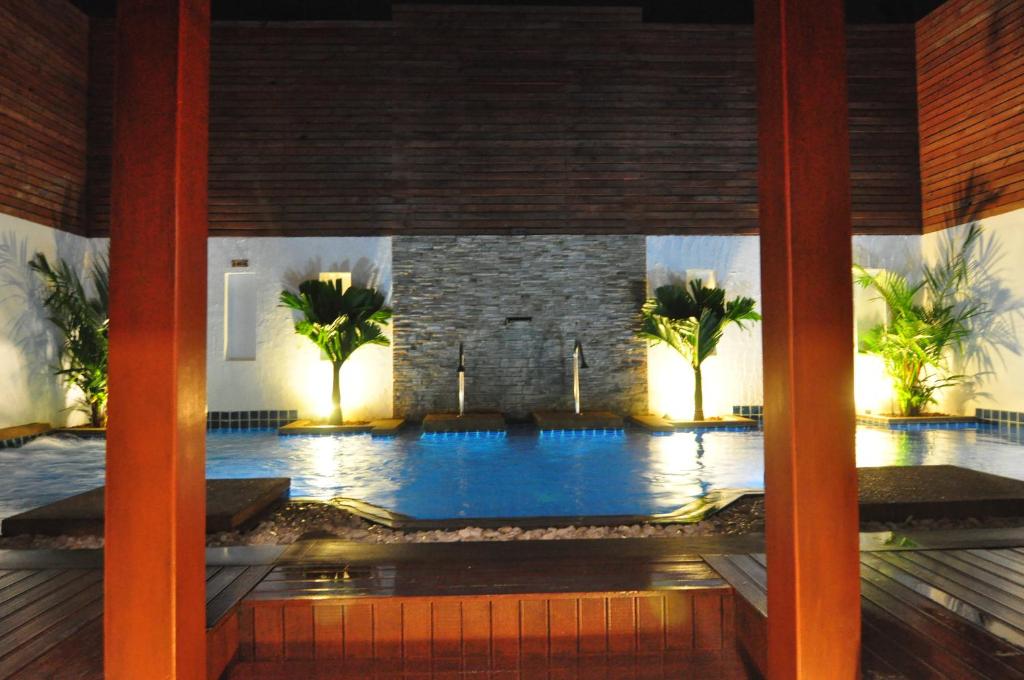 Bazén v ubytování Forty Winks Phuket Hotel nebo v jeho okolí