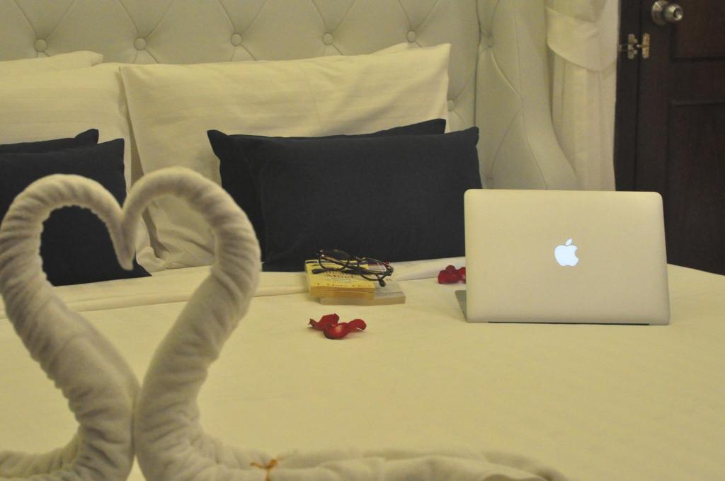Postel nebo postele na pokoji v ubytování Forty Winks Phuket Hotel