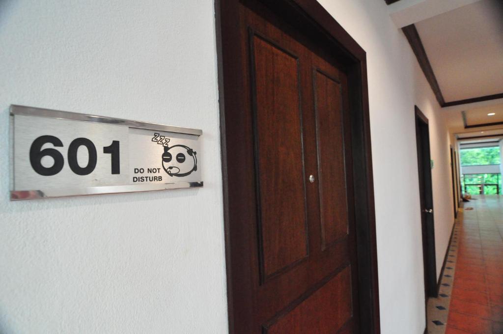 Certifikát, hodnocení, plakát nebo jiný dokument vystavený v ubytování Forty Winks Phuket Hotel