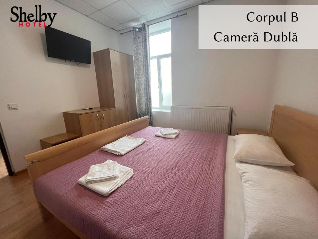 Postel nebo postele na pokoji v ubytování Hotel Sinner's Shelby