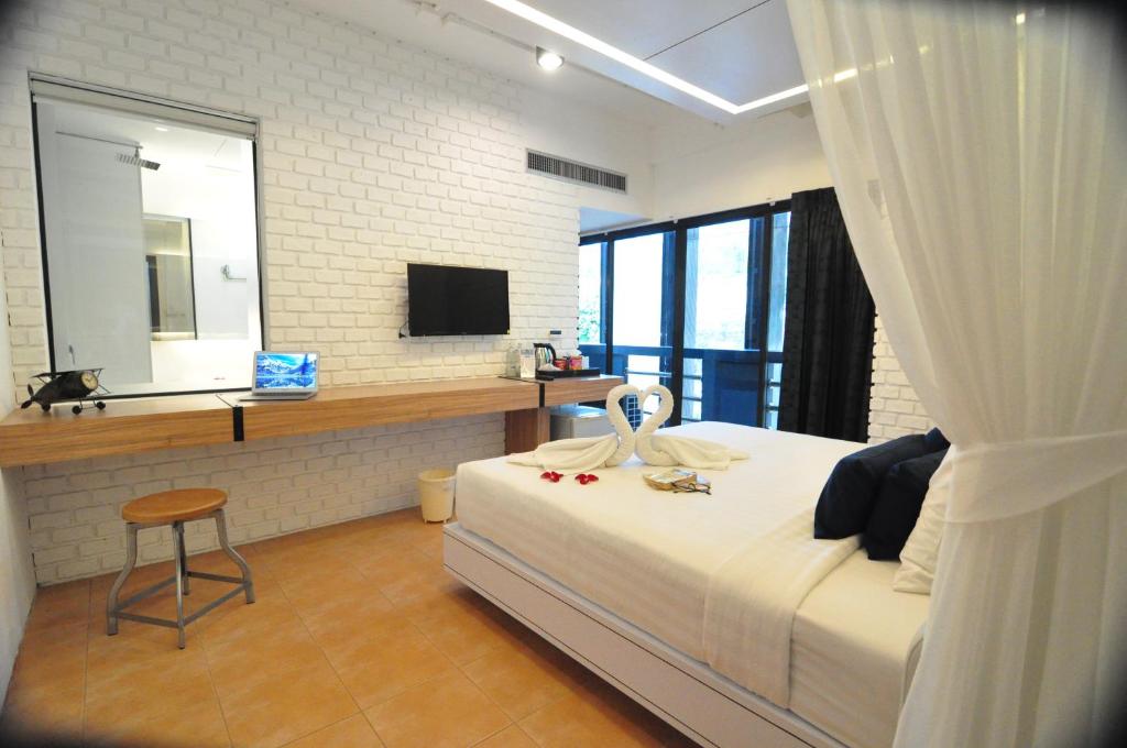 TV a/nebo společenská místnost v ubytování Forty Winks Phuket Hotel