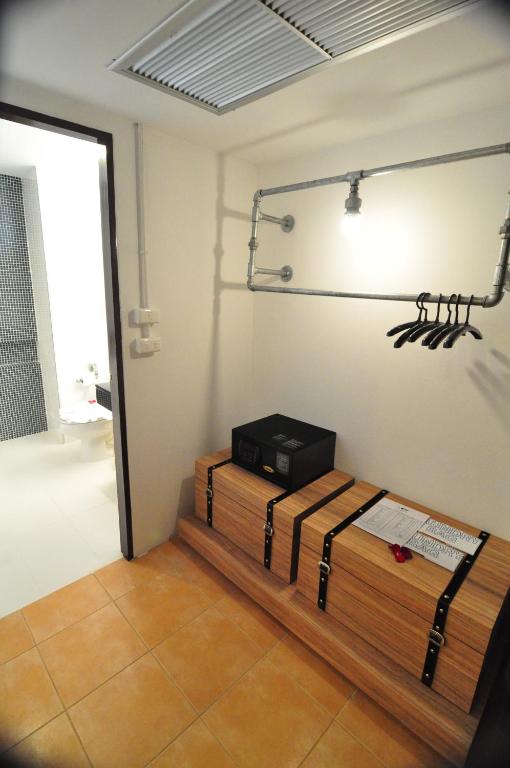 Postel nebo postele na pokoji v ubytování Forty Winks Phuket Hotel