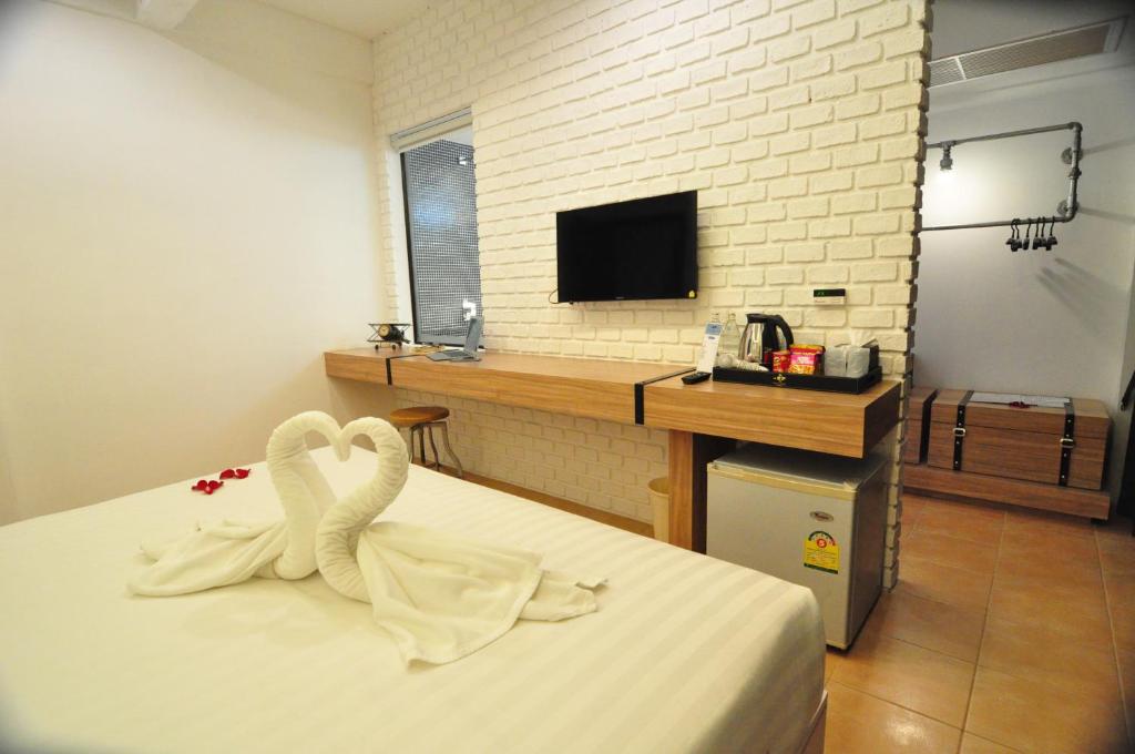 Postel nebo postele na pokoji v ubytování Forty Winks Phuket Hotel