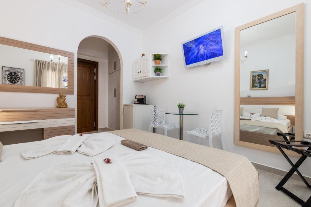 Panos Luxury Studios - 8