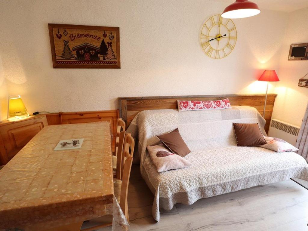- une chambre avec une table, un lit, une table et une chaise dans l'établissement Appartement 5 pers. avec piscine, balcon, proche ski et village - FR-1-342-215, à Beaufort
