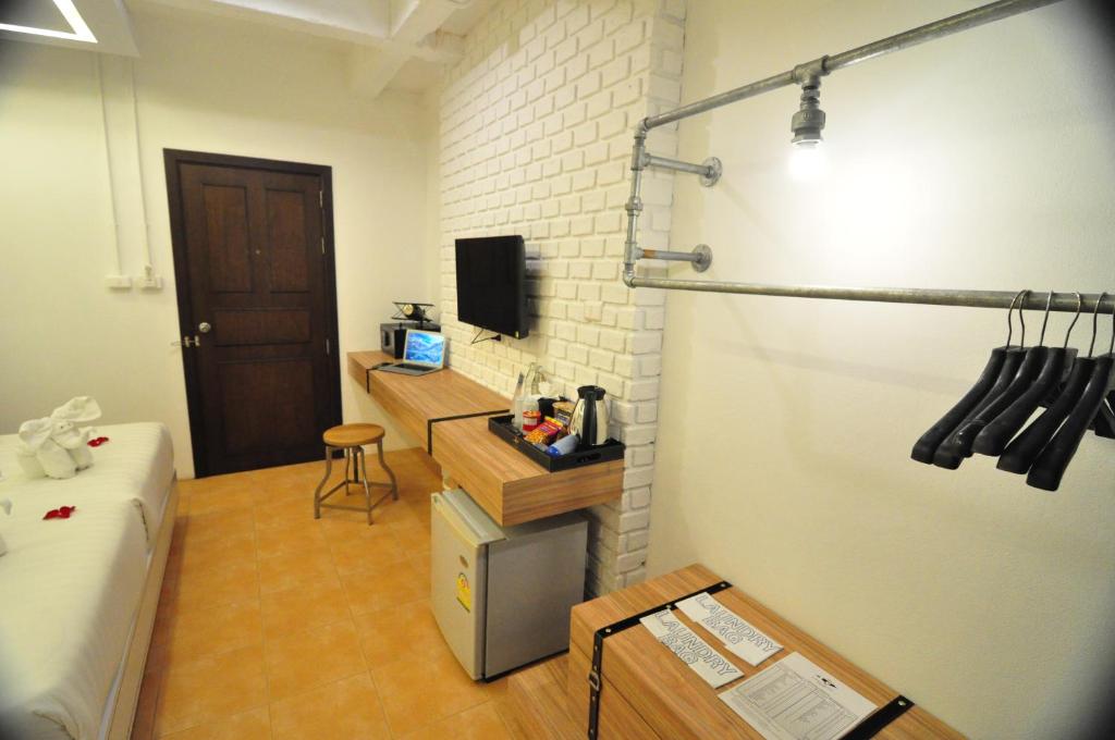 Kuchyň nebo kuchyňský kout v ubytování Forty Winks Phuket Hotel