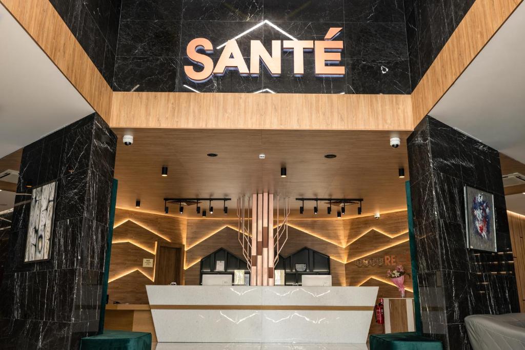 - une vue sur l'entrée d'un magasin santee dans l'établissement Santé SPA Hotel, à Velingrad