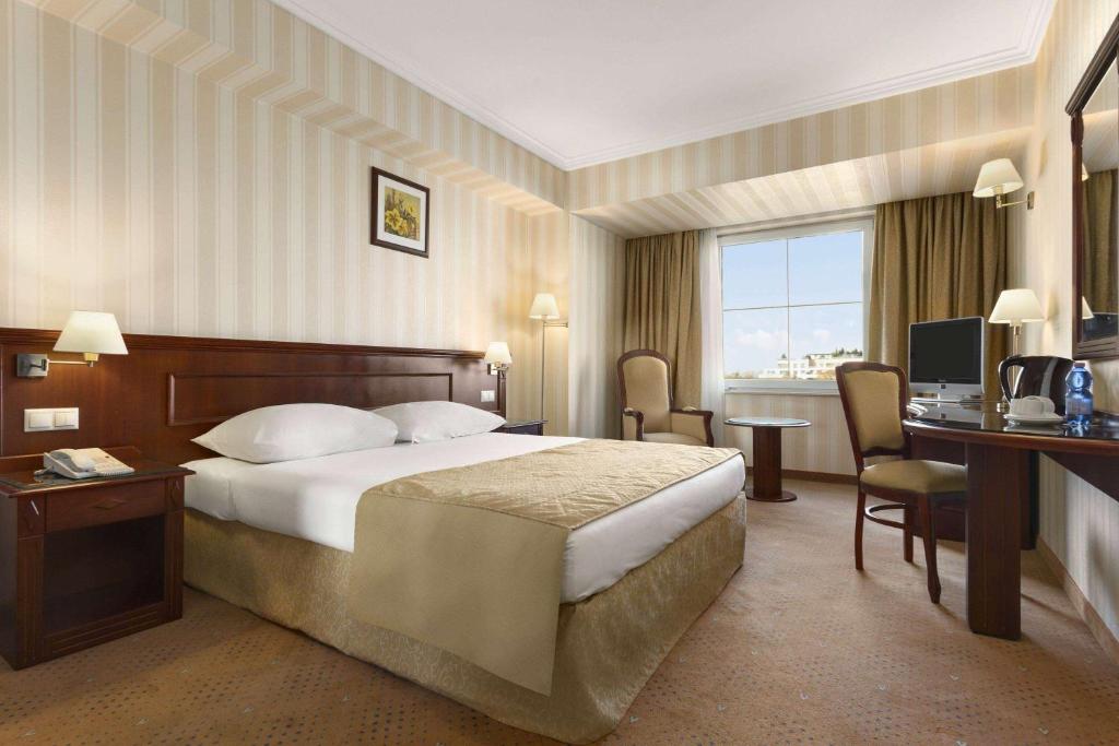 Postel nebo postele na pokoji v ubytování Ramada Hotel & Suites by Wyndham Bucharest North