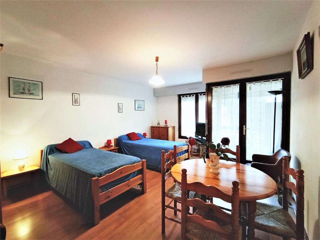 un salon avec un canapé et une table dans l'établissement Studio lumineux et fonctionnel avec balcon et garage, proche centre-ville et thermes à Aix-les-Bains ! - FR-1-555-1, à Aix-les-Bains