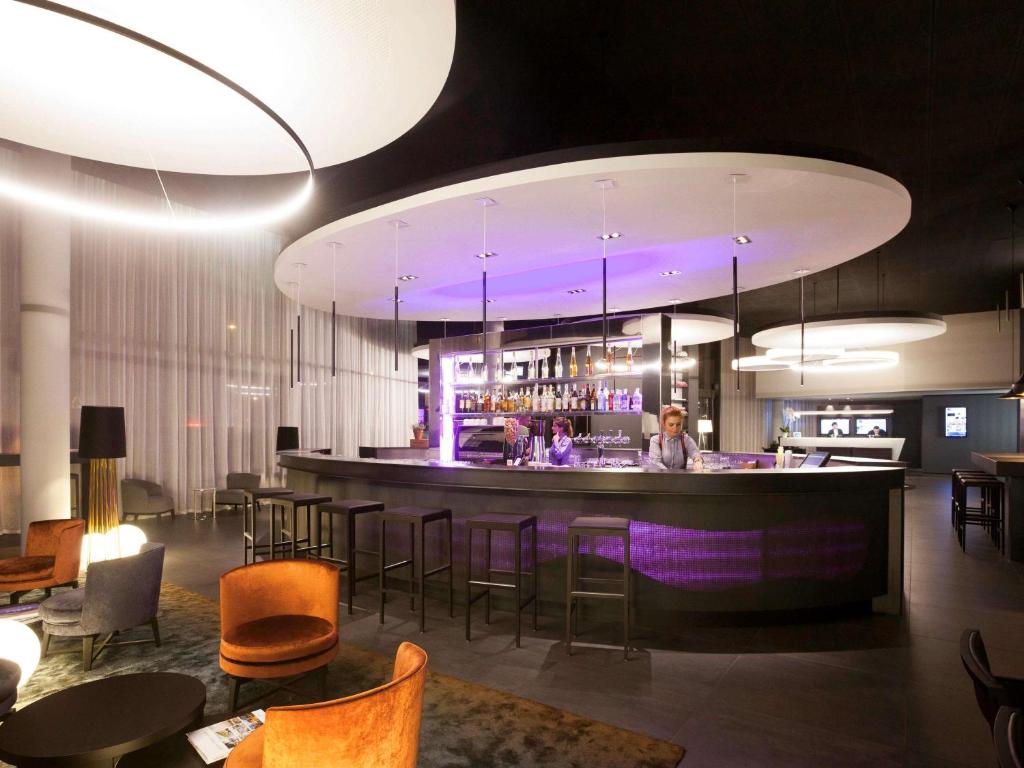Lounge nebo bar v ubytování Novotel Basel City