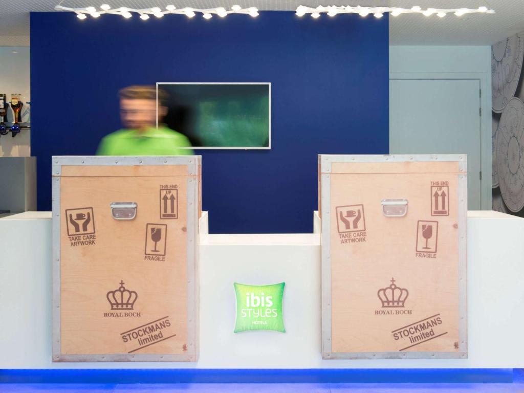 TV a/nebo společenská místnost v ubytování Ibis Styles La Louvière