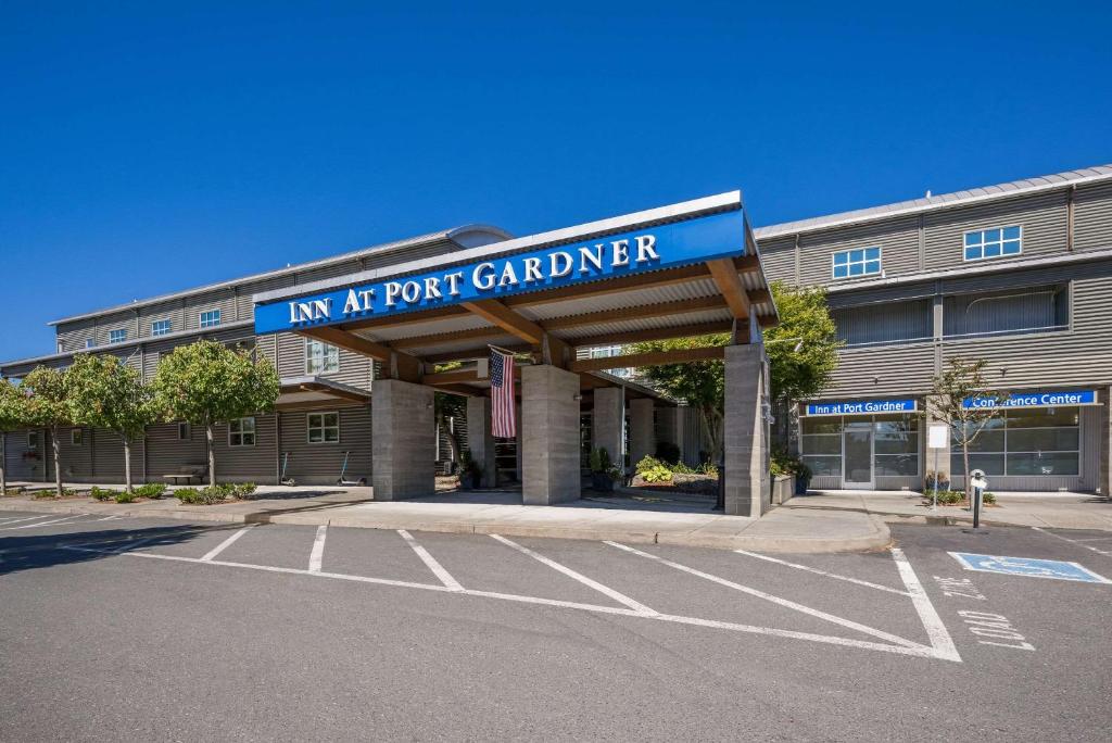 un parking en face d'un immeuble dans l'établissement Inn at Port Gardner-Everett Waterfront, Ascend Hotel Collection, à Everett