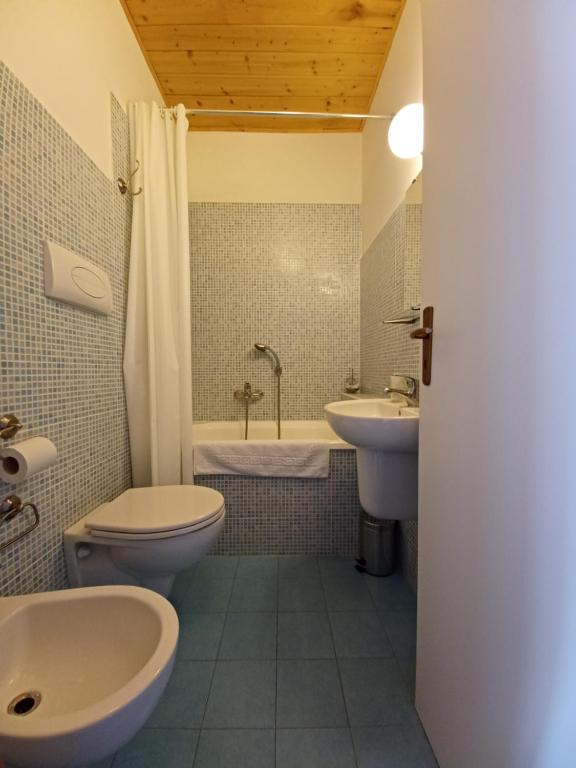 メルフィにあるalloggio Ronca Battistaのバスルーム(トイレ、洗面台、バスタブ付)