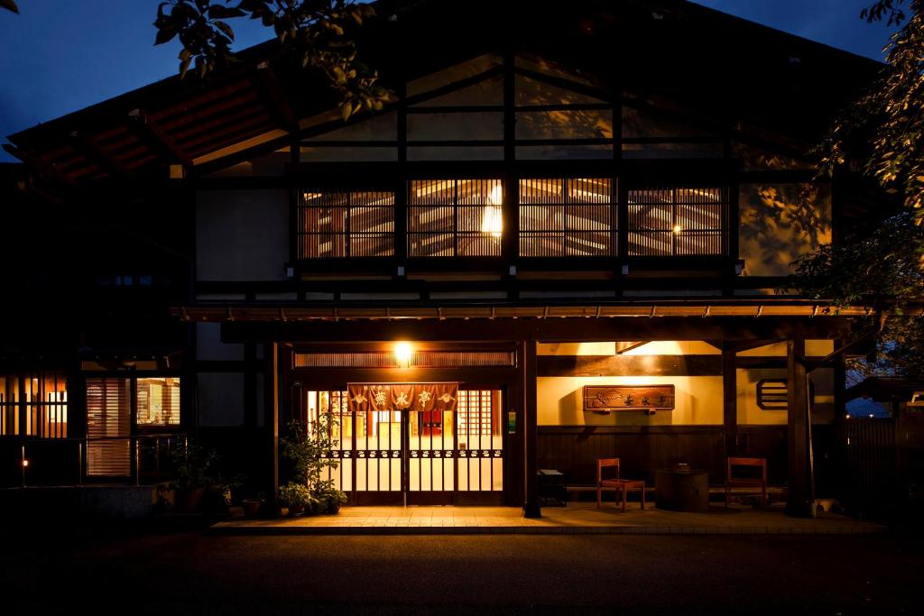 飛騨市にある料理旅館　蕪水亭の夜間のライトアップフロントドア付きの建物