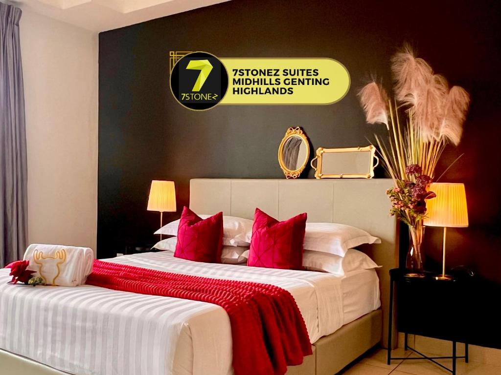 1 dormitorio con 1 cama grande con almohadas rojas en 7Stonez Residences Midhills Genting Highlands, en Genting Highlands