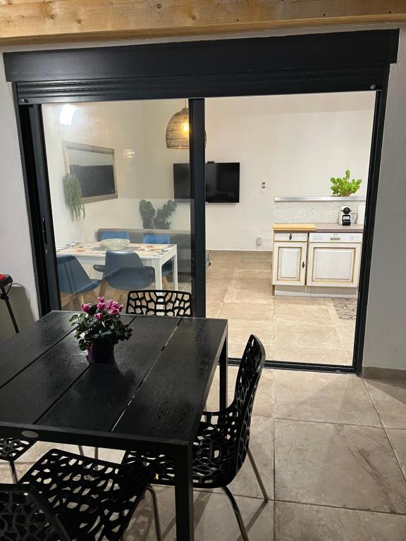 Kuchyňa alebo kuchynka v ubytovaní Duplex terrasse vue mer - Soleil Levant La Ciotat