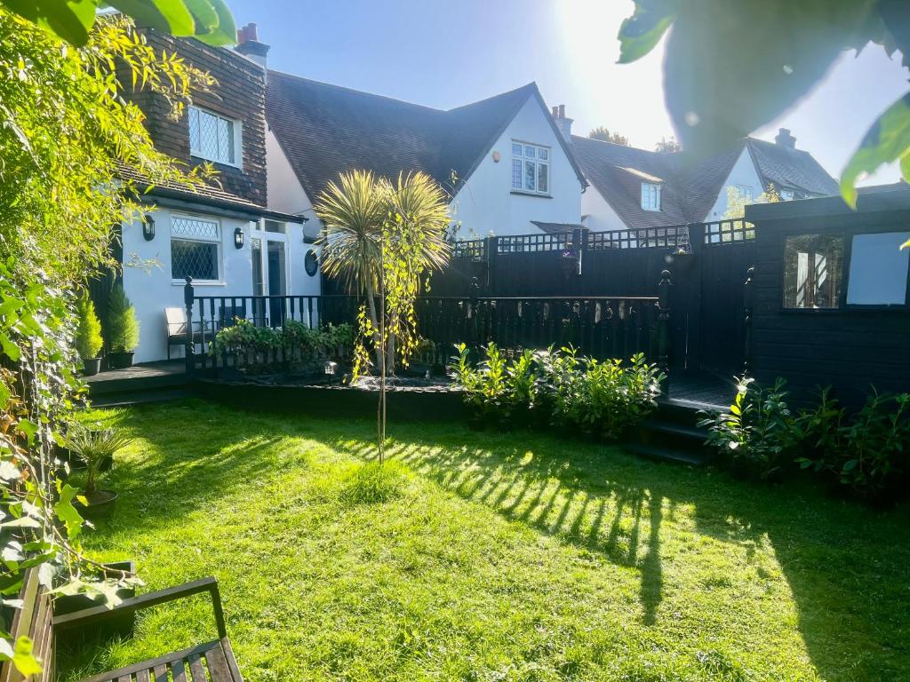 una casa con una valla y un patio en Beddington Park Lodge East en Wallington
