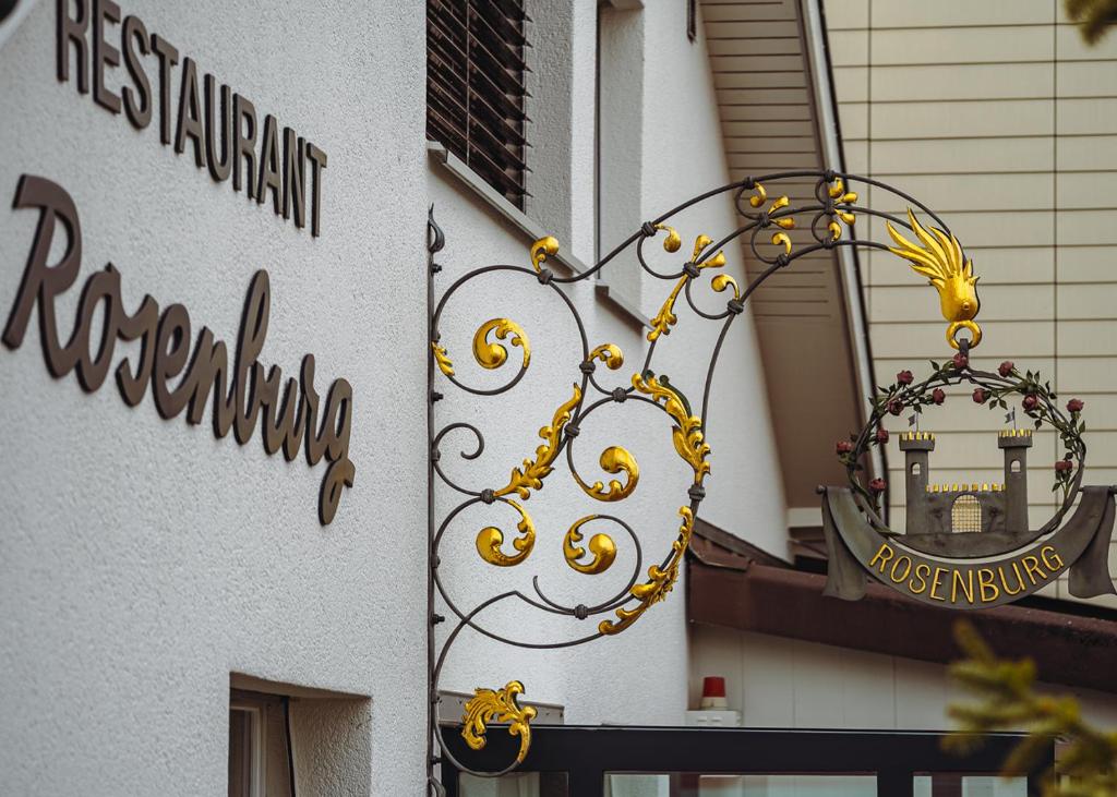 znak restauracji na boku budynku w obiekcie Hotel-Restaurant Rosenburg w mieście Wolfhausen