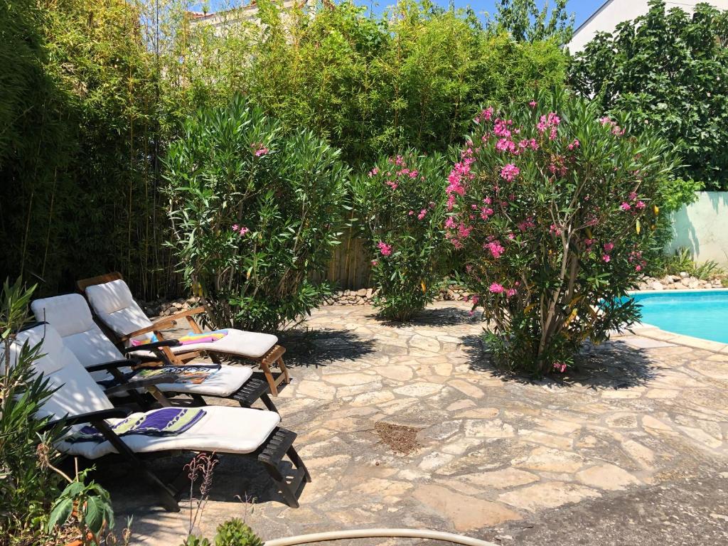 Zdjęcie z galerii obiektu Apartment pool few steps from beach green w mieście Zadar