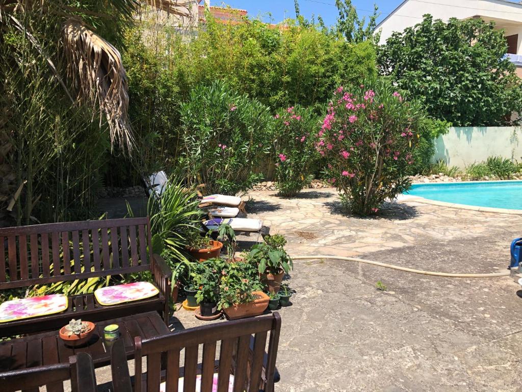 Zdjęcie z galerii obiektu Apartment pool few steps from beach green w mieście Zadar