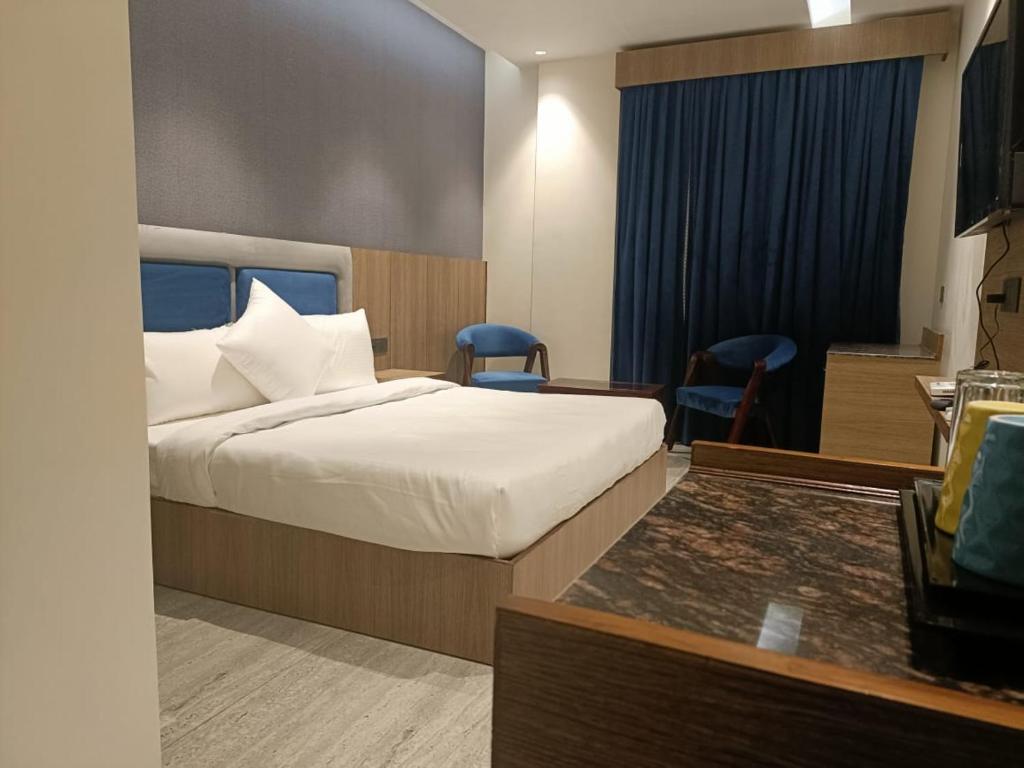 Postel nebo postele na pokoji v ubytování Lime Tree Hotel and Banquet Greater Noida