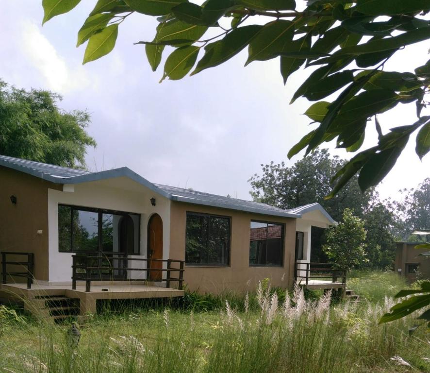 una pequeña casa en medio de un campo en Bananchal farms, en Tāla