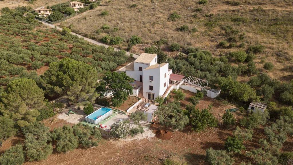 uma vista aérea de uma casa com piscina em Il Baglio di donna Rosa em Custonaci