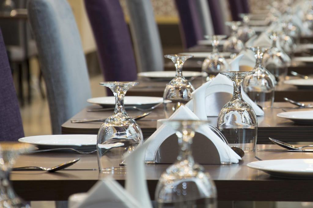 Restaurant o un lloc per menjar a Orchid Vue Hotel