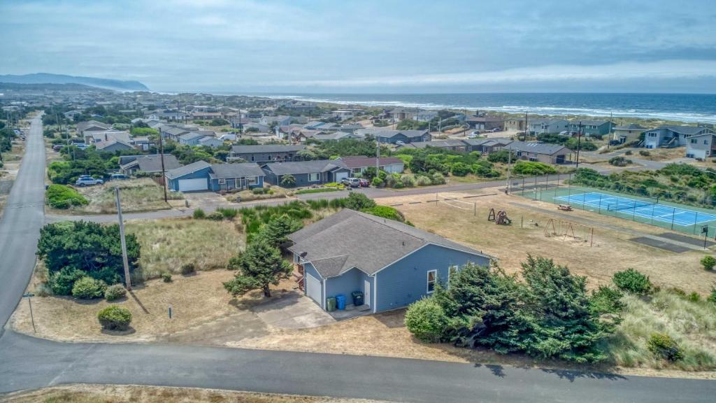 z powietrza widok na okolicę z domem i oceanem w obiekcie Catamaran Cottage w mieście Waldport