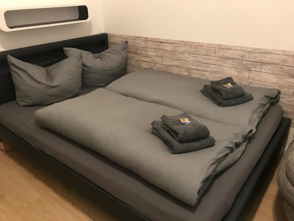 Una cama con dos almohadas encima. en Pension Lotti Friedrichshain en Berlín