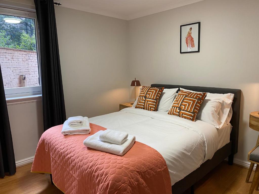 sypialnia z łóżkiem z dwoma ręcznikami w obiekcie Private Main Door Lovely 2 bedroom apartment w Edynburgu