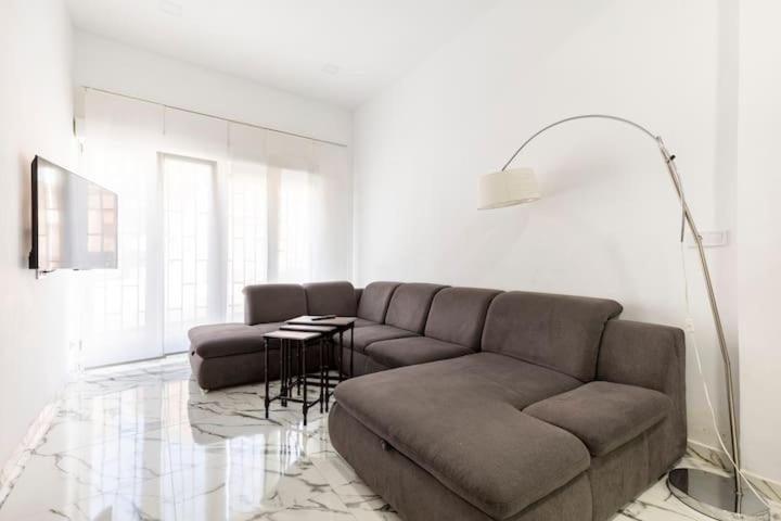 sala de estar con sofá y mesa en Apartamento en Planta Baja en Badalona, en Badalona
