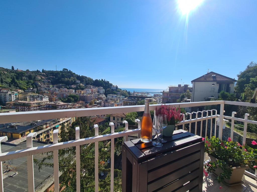 een balkon met uitzicht op de stad bij Casa Erica by PortofinoVacanze in Rapallo