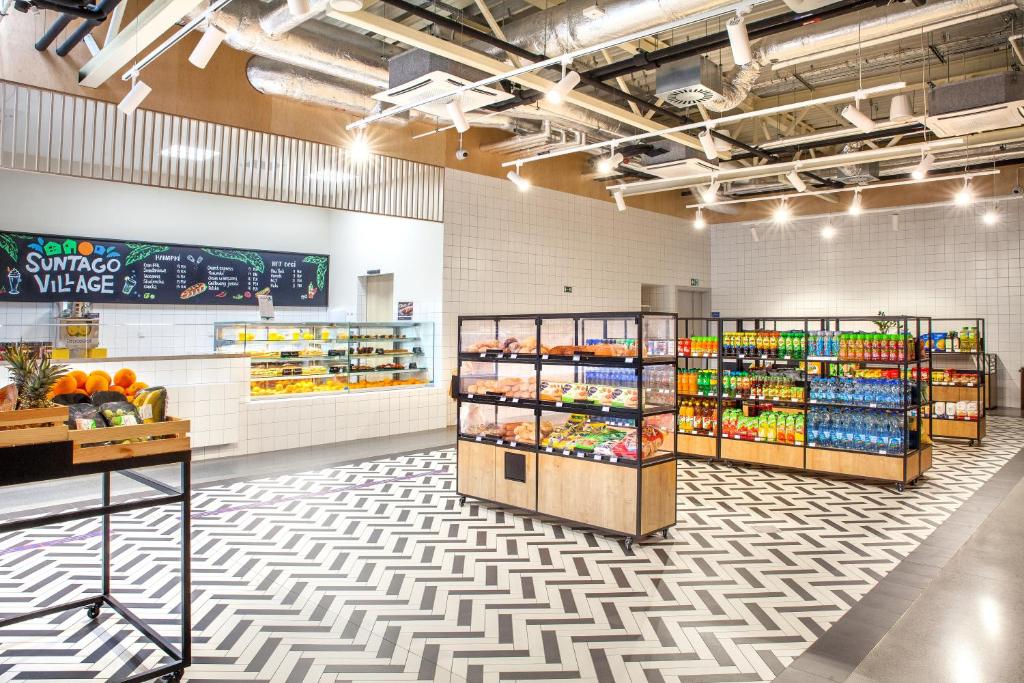 Supermarket nebo jiné obchody v  prázdninového areálu nebo okolí