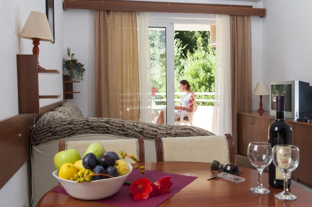 una habitación con una mesa con un bol de fruta en HTP Velika Plaža Ulcinj, en Ulcinj