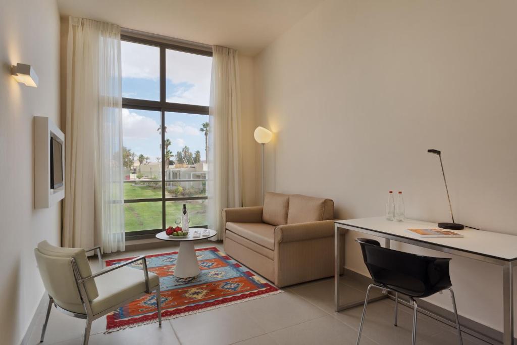 Posezení v ubytování Desert Iris Hotel