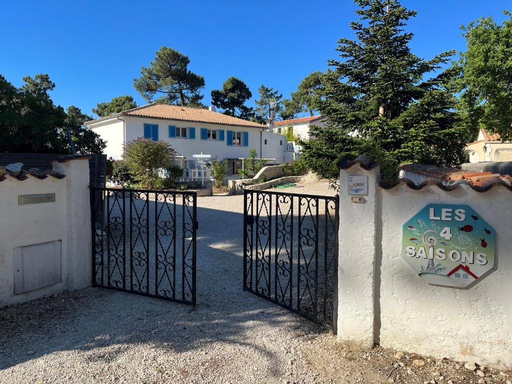 Una puerta a una casa con un cartel. en Chambre indépendante dans une villa, en Saint-Trojan-les-Bains