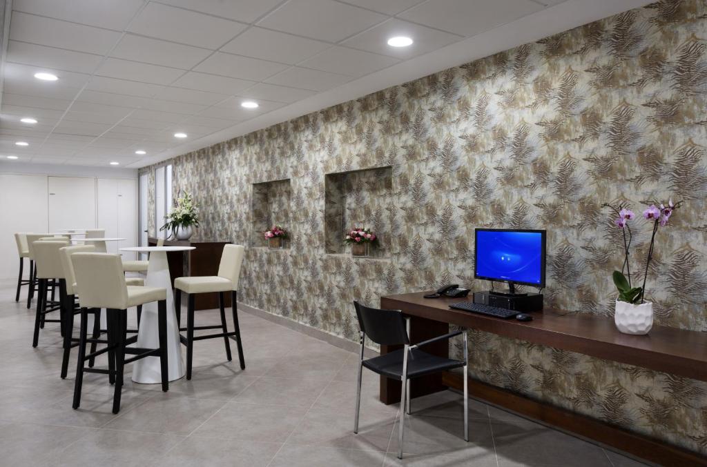 TV a/nebo společenská místnost v ubytování Desert Iris Hotel