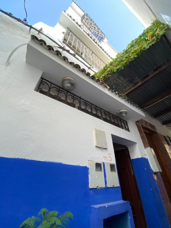niebiesko-biały dom z niebieskimi drzwiami w obiekcie Dar Bennis médina w mieście Rabat