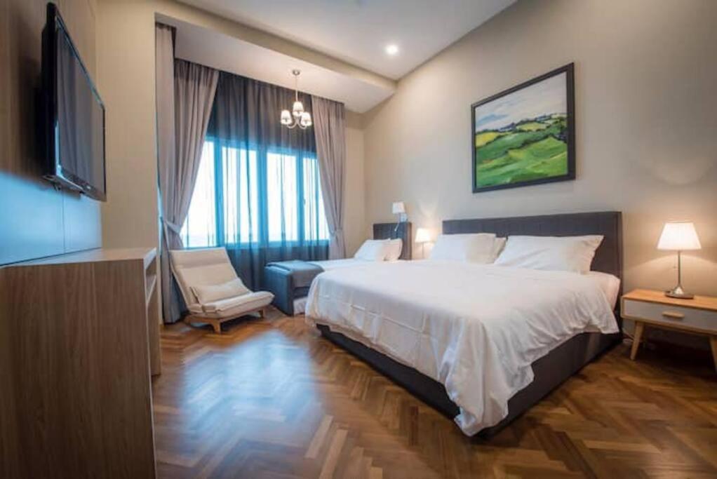 Postel nebo postele na pokoji v ubytování Tree Premier Suite Strait Quay Luxury Marina Suite