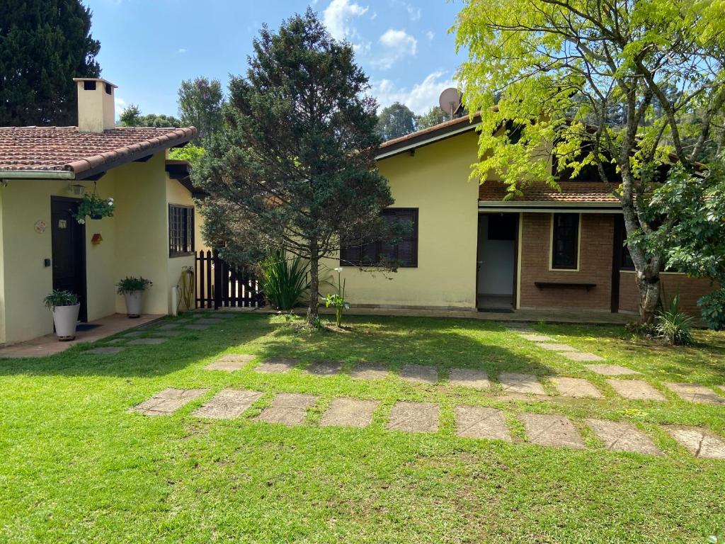 a yard in front of a house at Chamonix in Monte Verde