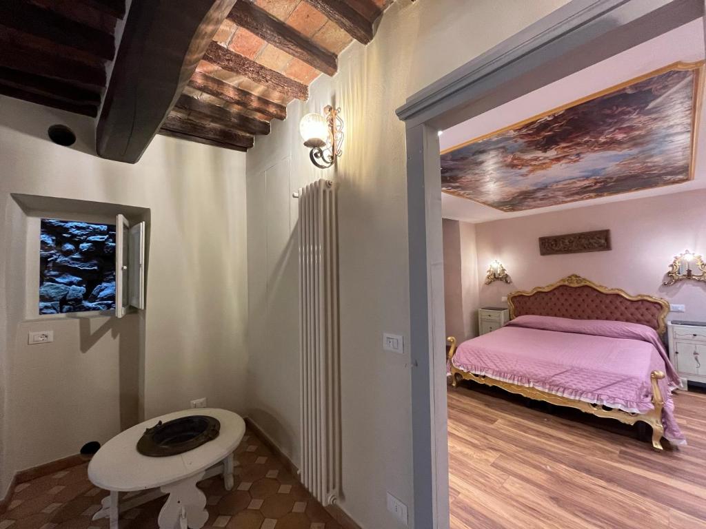 Łóżko lub łóżka w pokoju w obiekcie CORTONA SUITE - THE HOUSE WITH WELL and THE FRESCOS PALACE