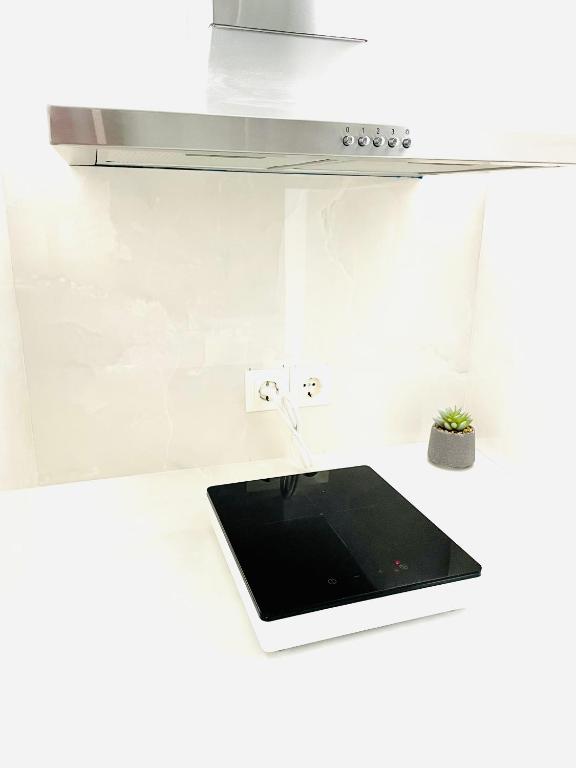 tablet leżący na blacie w kuchni w obiekcie White studio (Preveza Marina) w Prewezie