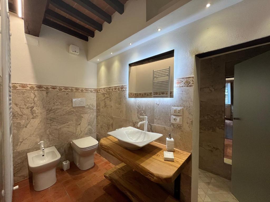 Łazienka w obiekcie CORTONA SUITE - THE HOUSE WITH WELL and THE FRESCOS PALACE