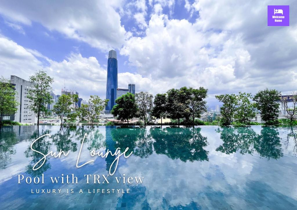 吉隆坡的住宿－Continew Residences TRX Lux Pool View，水中反射的城市景观