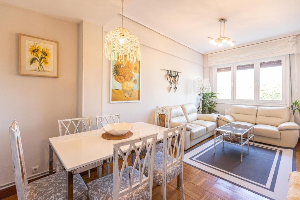 ¡Recién publicado!Amezola - Bilbao في بلباو: غرفة طعام وغرفة معيشة مع طاولة وكراسي